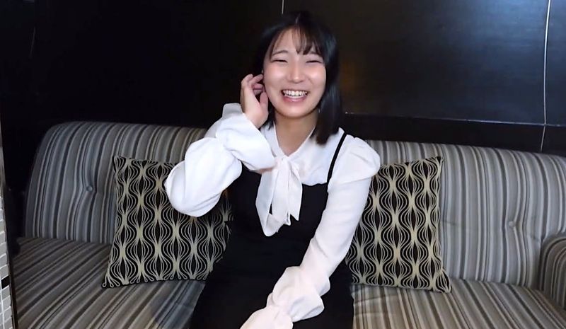 FC2-PPV-4584825 【初次无修正】在客服中心工作的G罩杯清纯女学生妹的真实性爱。她性格温柔，经验不足的私处湿润到勃起。看到她高潮的模样，我忍不住在她私处内大量中出……