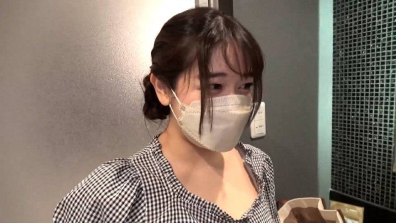 FC2-PPV-4831575 【个人拍摄】※50部限定超特价※外送男士美容后，竟然是位美人般的已婚妇女！ 摘下口罩后太美了，跪下恳求我情色自拍！